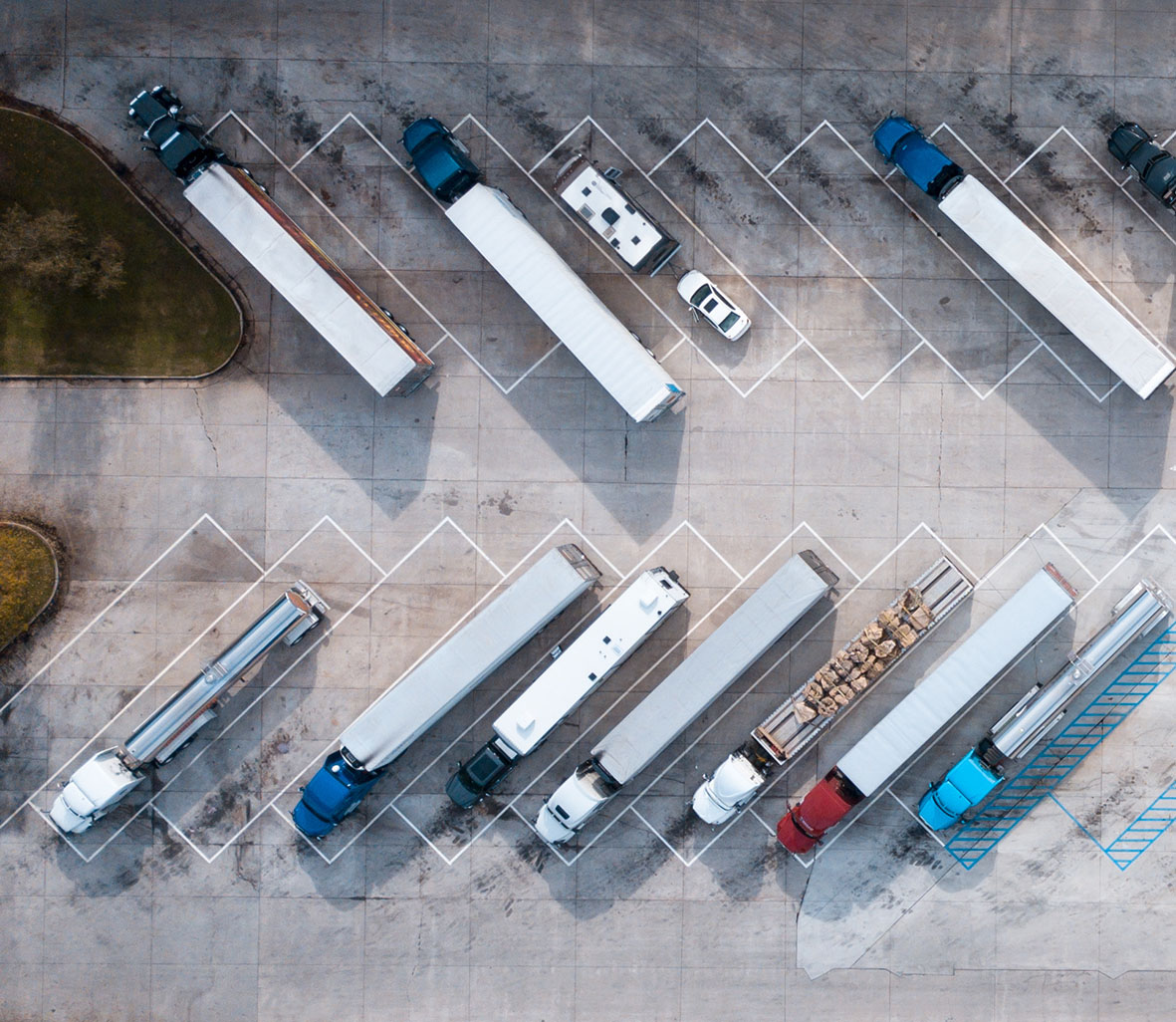 Parkings sécurisés poids lourds camion bus Photo vu du dessus de camions rangés en bataille